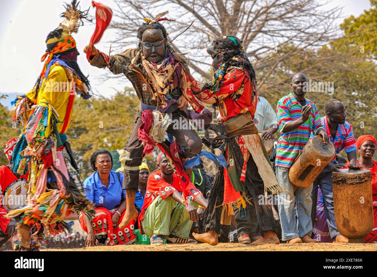 Maskierte Tänzer, die traditionelle Kulamba-Zeremonie der Chewa aus Sambia, Mosambik und Malawi, Sambia Stockfoto