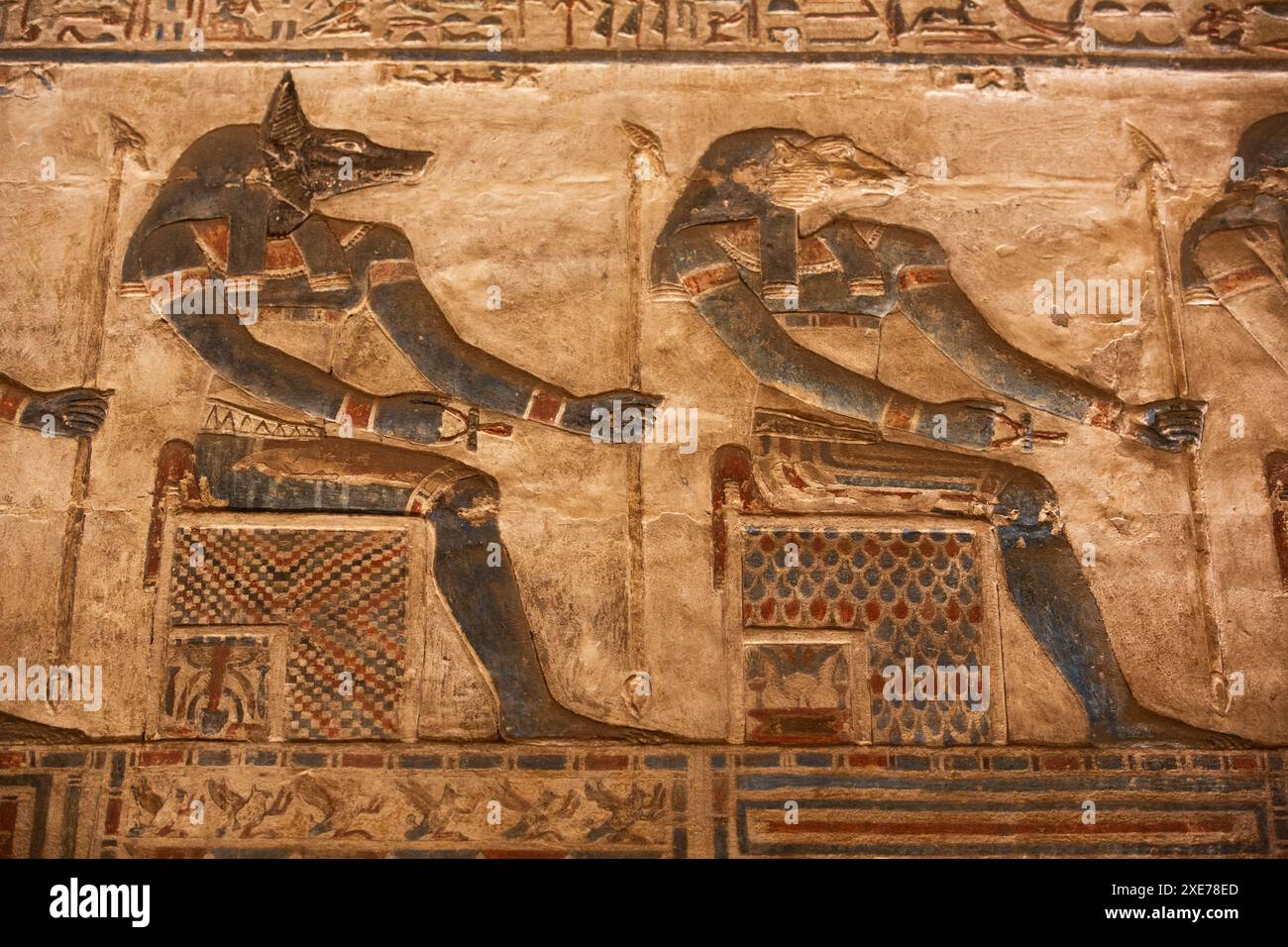 Reliefs des Gottes Anubis links, mit Göttin Sekhmet rechts, Heiligtum, Tempel des Hathor, Dendera, Qena, Ägypten, Nord-Afica, Afrika Stockfoto