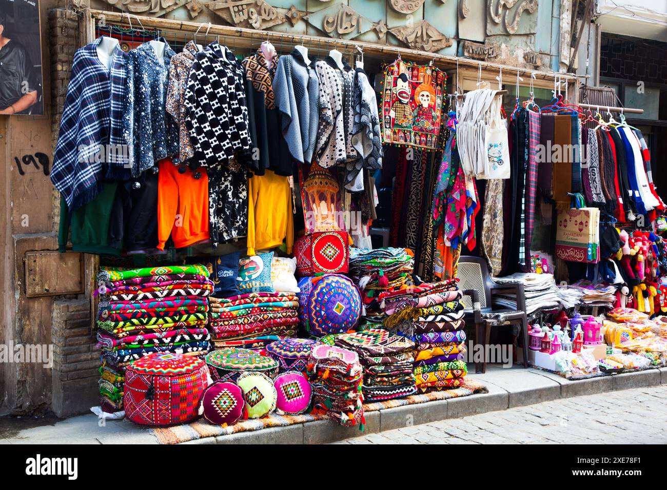 Merchandise zum Verkauf, Al-Muizz Street, Historic Cairo, Kairo, Ägypten, Nordafrika, Afrika Stockfoto