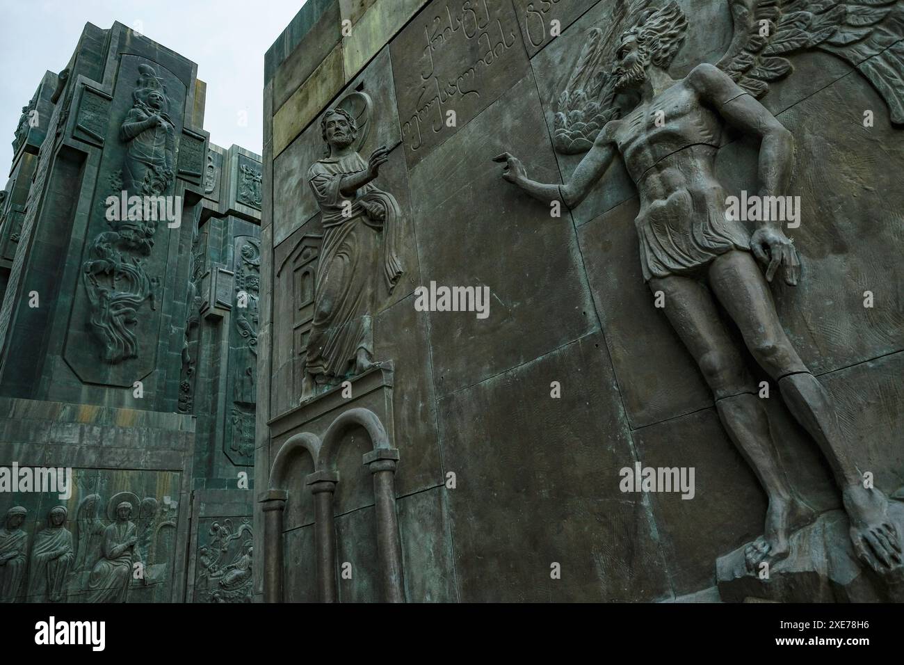 Tiflis, Georgien - 8. Juni 2024: Die Chronik Georgiens oder das historische Denkmal Georgiens ist ein Denkmal, das der Bildhauer Zurab Tsereteli im Jahr 1985 schuf Stockfoto