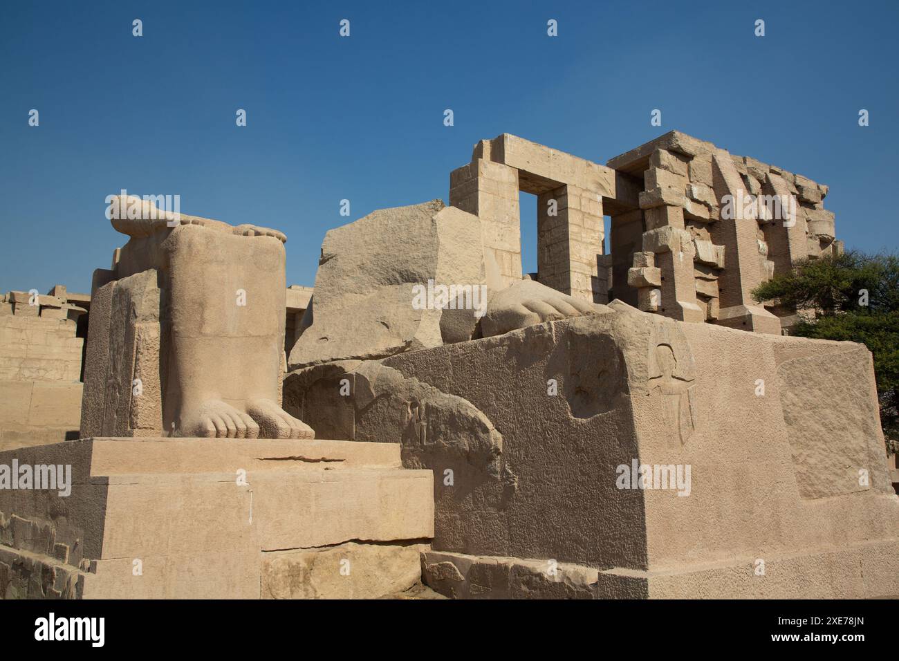 Unterteil, Koloss von Ramesses II, Ramesseum, Gedenktempel von Pharao Ramesses II, 13. Jahrhundert v. Chr., altes Theben, Luxor, Ägypten Stockfoto