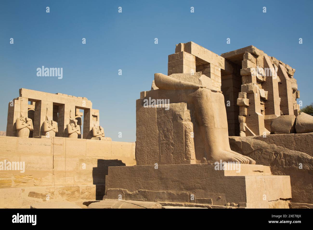 Unterteil, Koloss von Ramesses II, Ramesseum, Gedenktempel von Pharao Ramesses II, 13. Jahrhundert v. Chr., altes Theben, Luxor, Ägypten Stockfoto