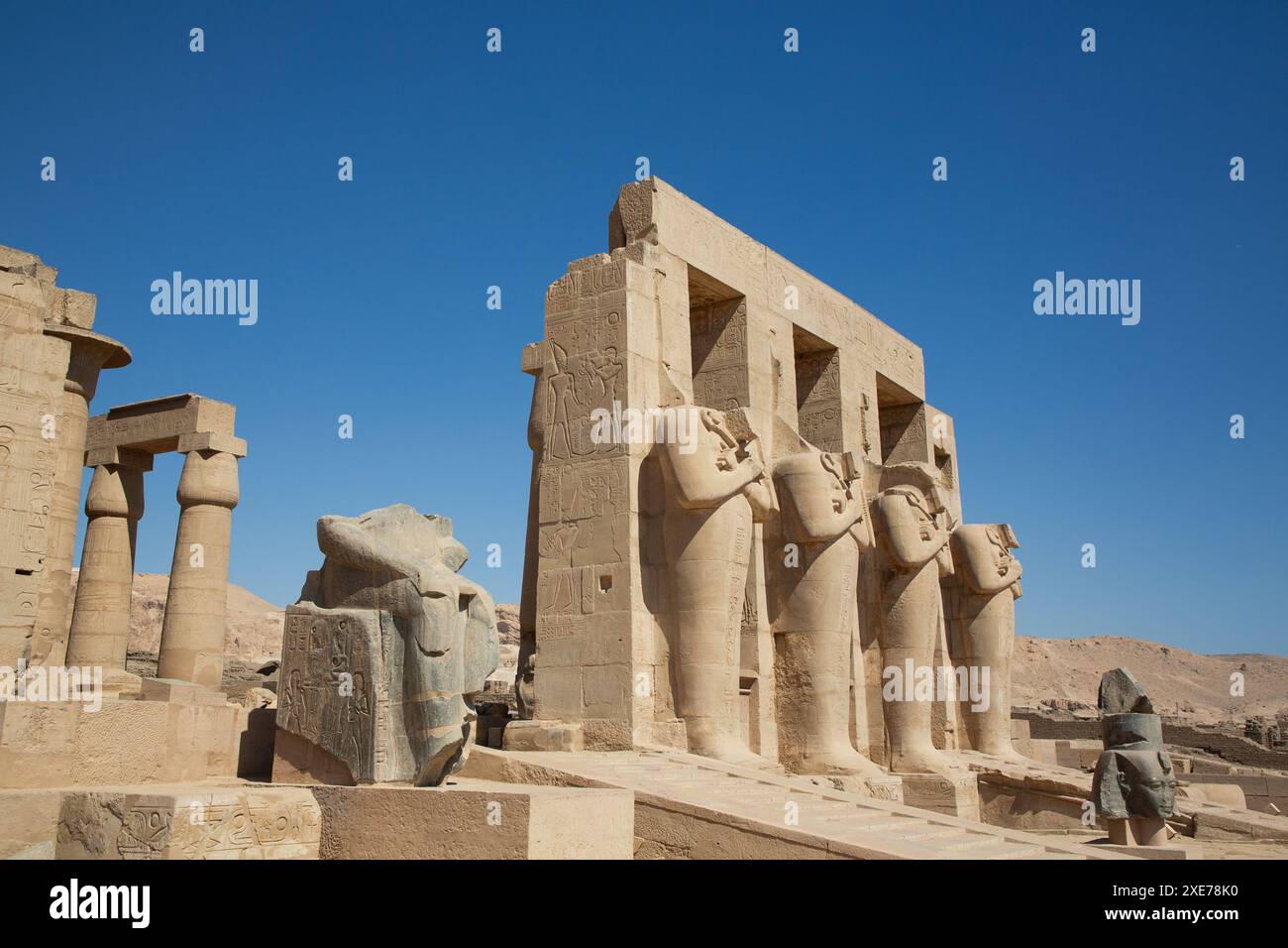 Unterteil, Koloss von Ramesses II, Ramesseum, Gedenktempel von Pharao Ramesses II, 13. Jahrhundert v. Chr., altes Theben, Luxor, Ägypten Stockfoto