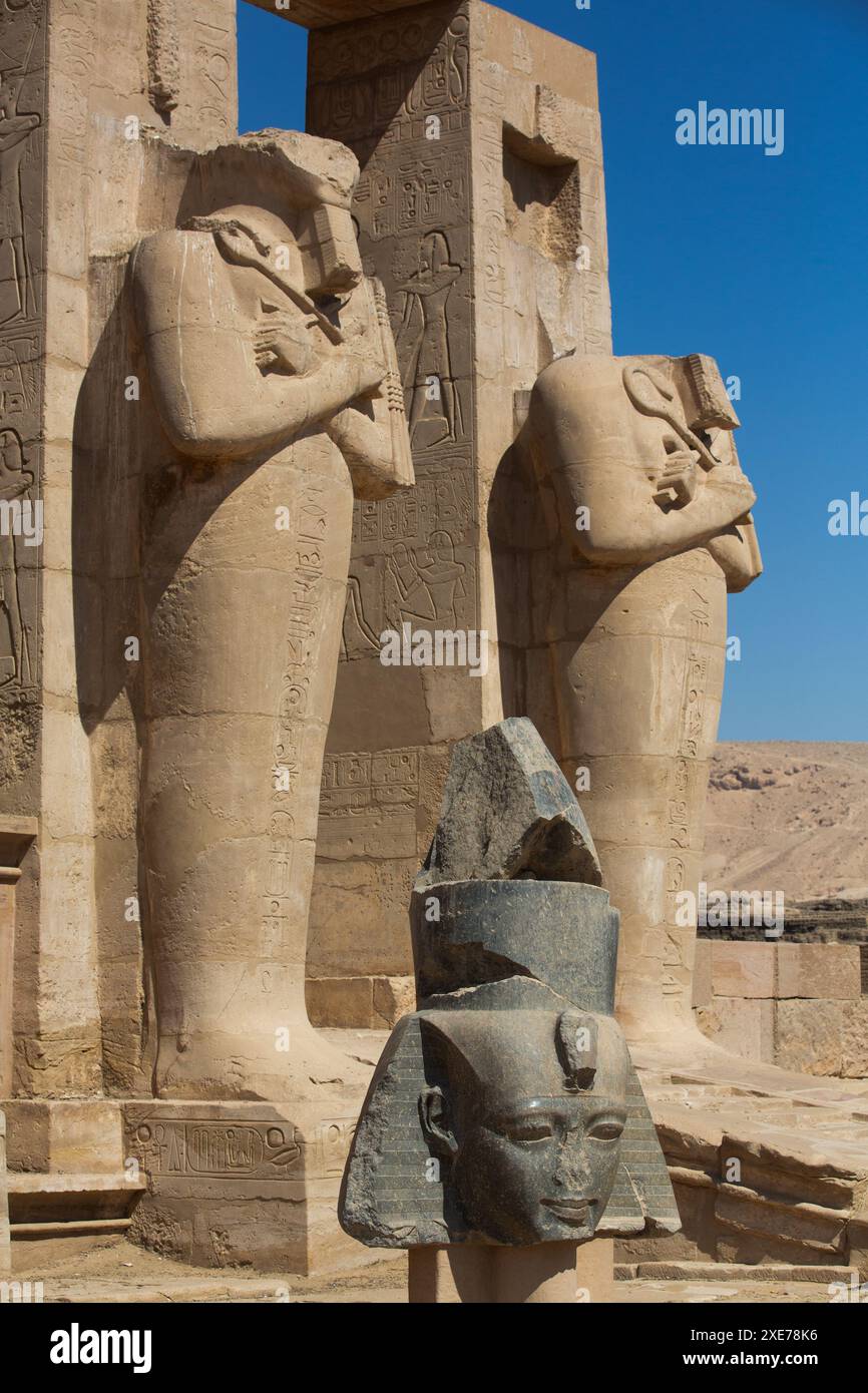 Granitkopf von Ramesses II vor Osiris-Statuen, Ramesseum, Gedenktempel von Pharao Ramesses II, 13. Jahrhundert v. Chr., altes Theben, Luxor Stockfoto