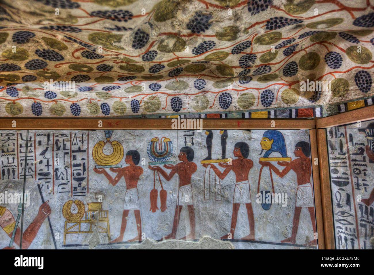 Träger mit Gegenständen zur Beerdigung, Grab von Sennefer, TT96, Gräber der Adligen, altes Theben, UNESCO-Weltkulturerbe, Luxor, Ägypten, Nordafrika Stockfoto