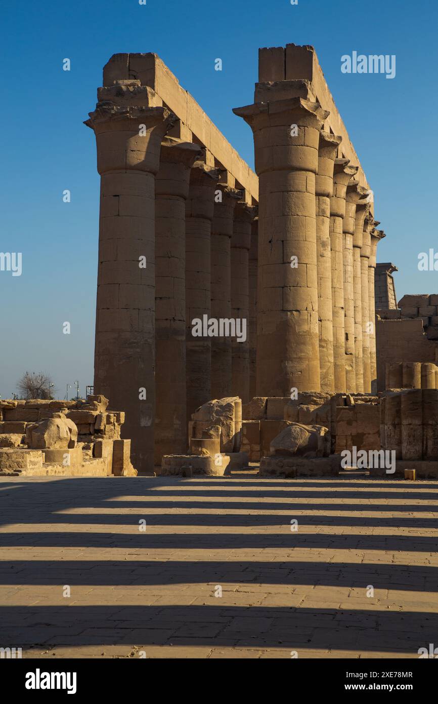 Kolonnade von Amenhotep III, Luxor-Tempel, UNESCO-Weltkulturerbe, Luxor, Ägypten, Nordafrika, Afrika Stockfoto