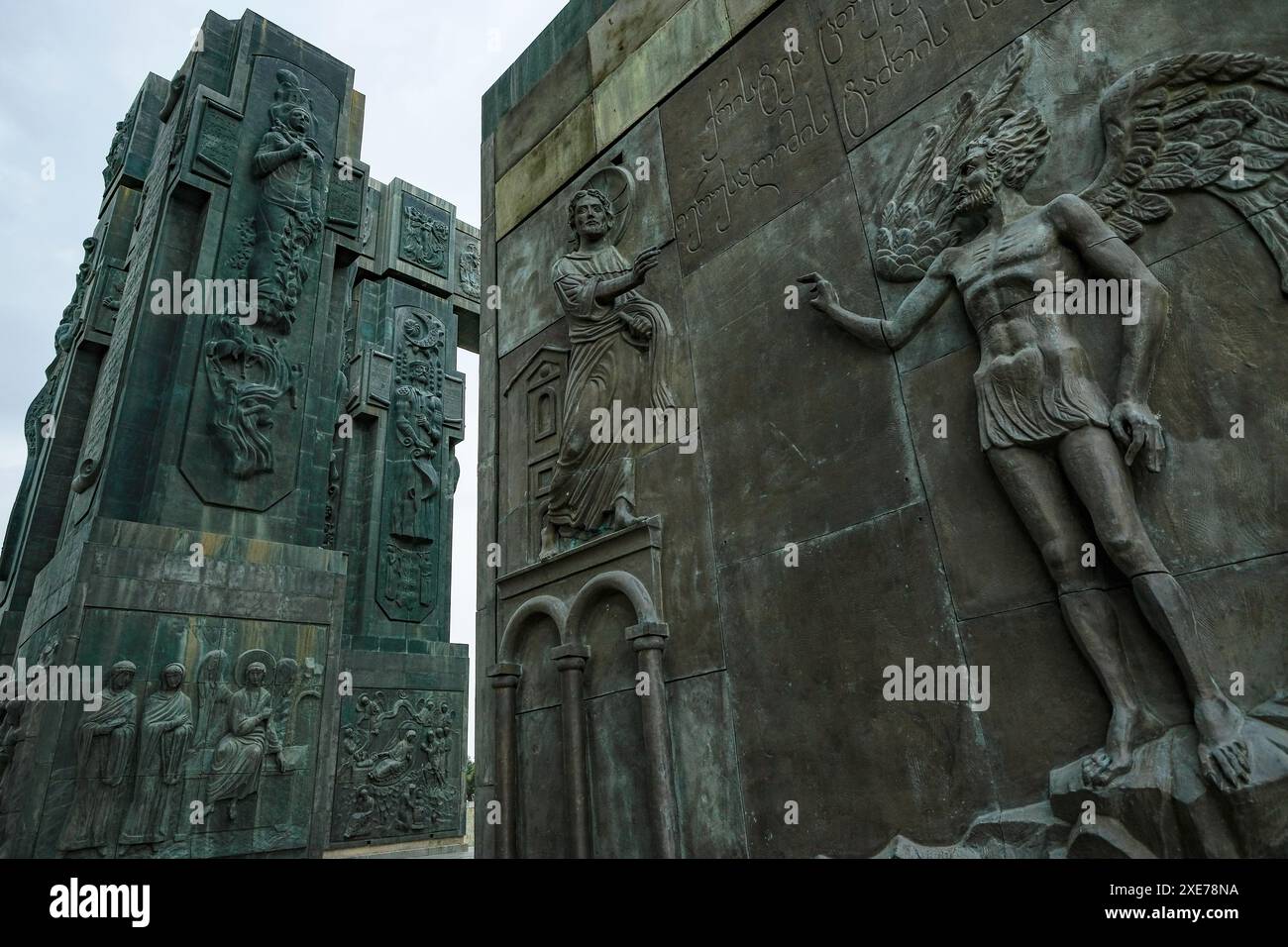 Tiflis, Georgien - 8. Juni 2024: Die Chronik Georgiens oder das historische Denkmal Georgiens ist ein Denkmal, das der Bildhauer Zurab Tsereteli im Jahr 1985 schuf Stockfoto