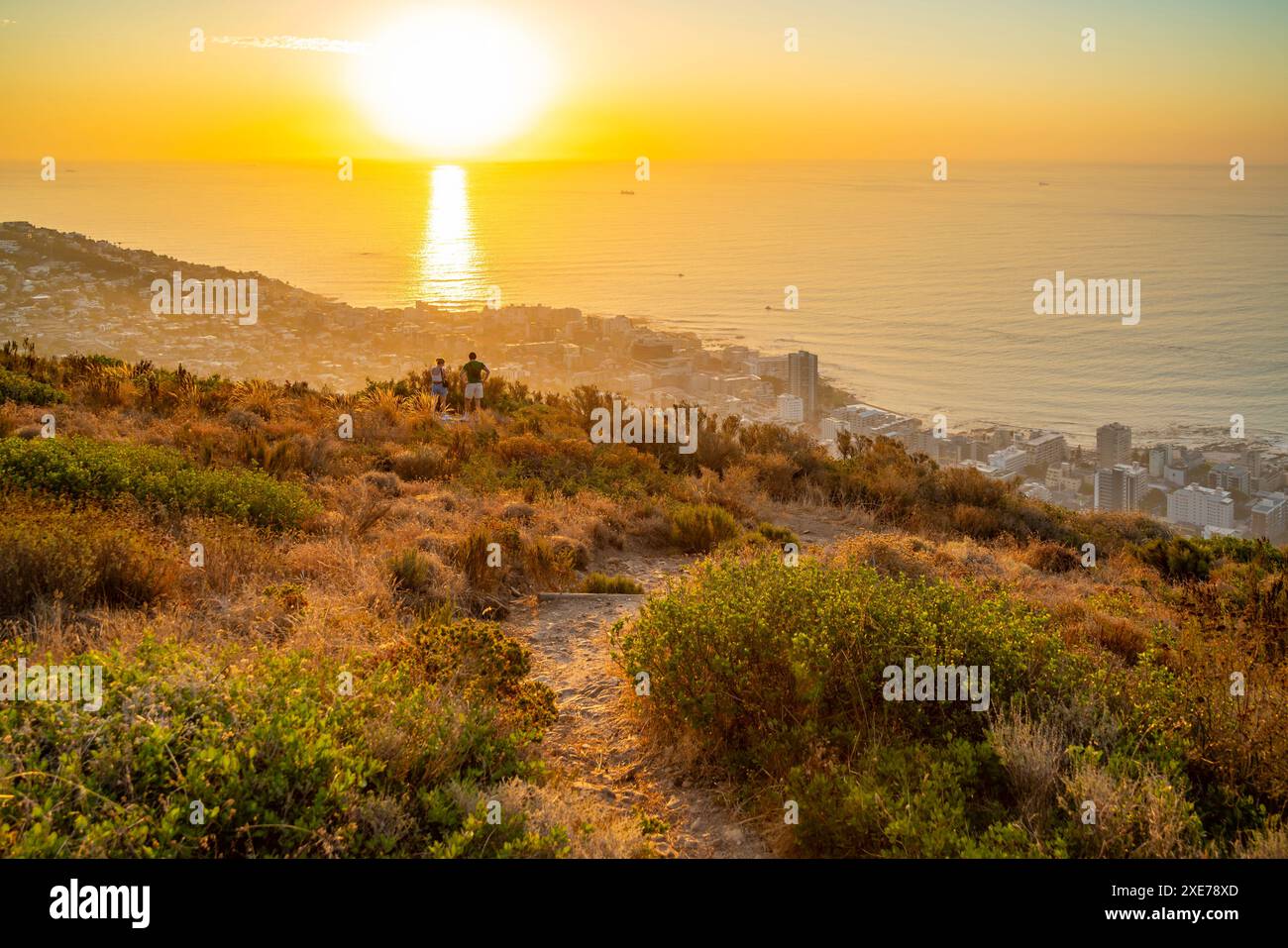 Paare beobachten den Sonnenuntergang über Bantry Bay von Signal Hill, Kapstadt, Westkap, Südafrika, Afrika Stockfoto