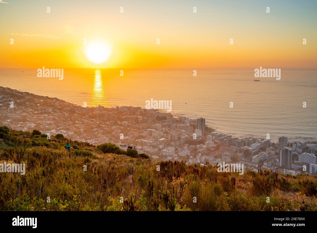 Menschen beobachten den Sonnenuntergang über der Bantry Bay von Signal Hill, Kapstadt, Westkap, Südafrika, Afrika Stockfoto