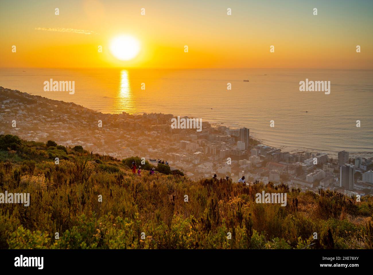 Menschen beobachten den Sonnenuntergang über der Bantry Bay von Signal Hill, Kapstadt, Westkap, Südafrika, Afrika Stockfoto