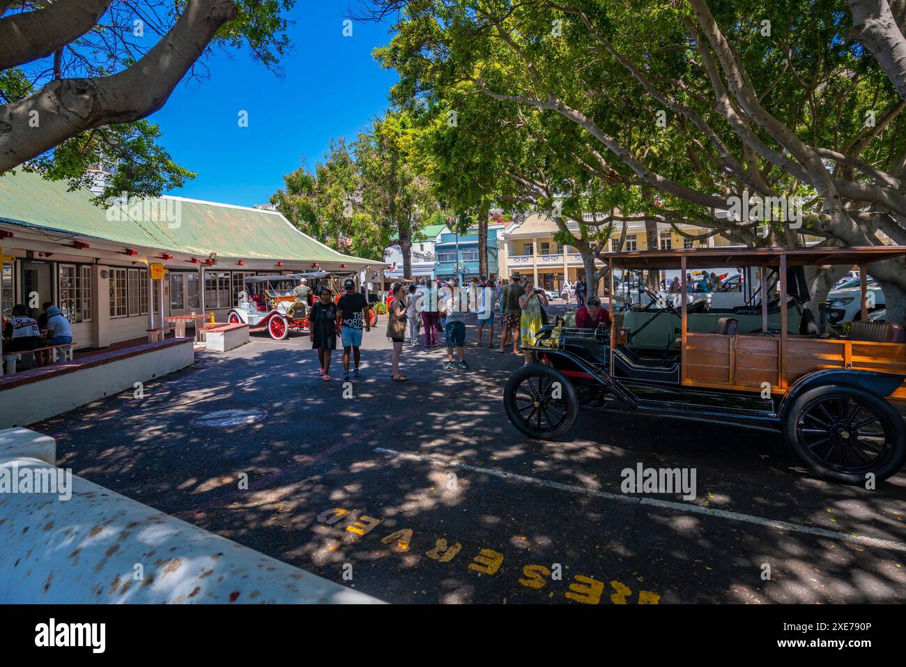 Blick auf Oldtimer am Jubilee Square, Simon's Town, Kapstadt, Westkap, Südafrika, Afrika Stockfoto