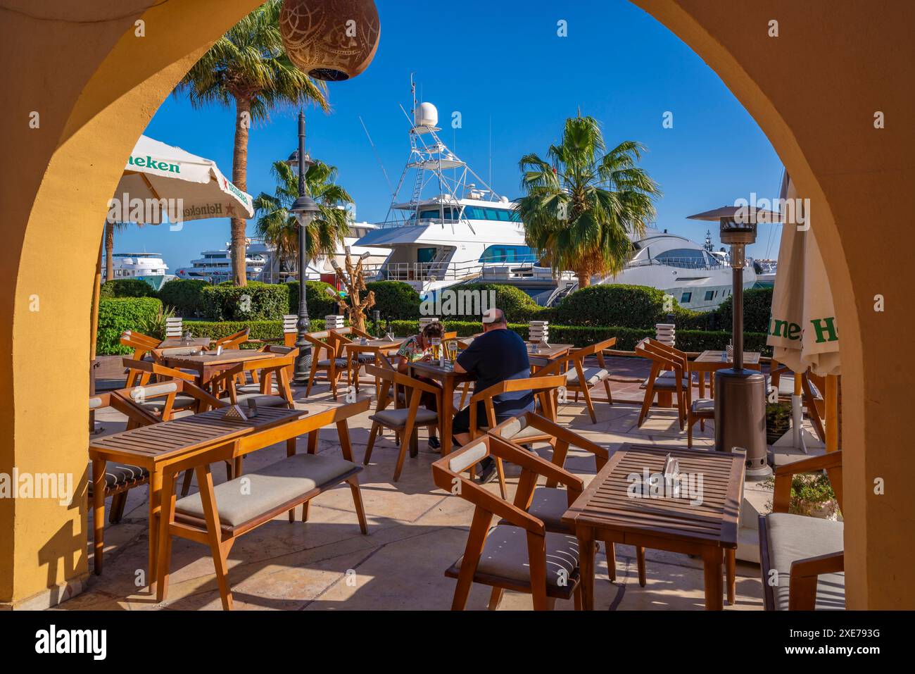 Blick auf Boote und Café-Restaurant in Hurghada Marina, Hurghada, Rotes Meer Gouvernement, Ägypten, Nordafrika, Afrika Stockfoto