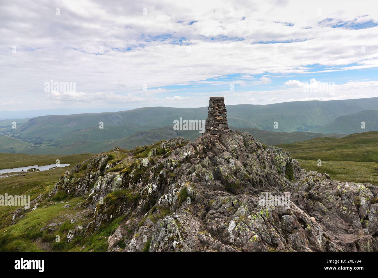 Der Trigpunkt des Gipfels am Place Fell, Lake District, Cumbria, Großbritannien Stockfoto