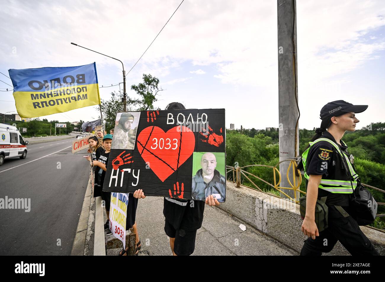 Nicht exklusiv: ZAPORIZHZHIA, UKRAINE - 23. JUNI 2024 - Demonstranten Kampagne für Gefangene Militärangehörige der Mariupol Garrison, andere Gefangene Stockfoto