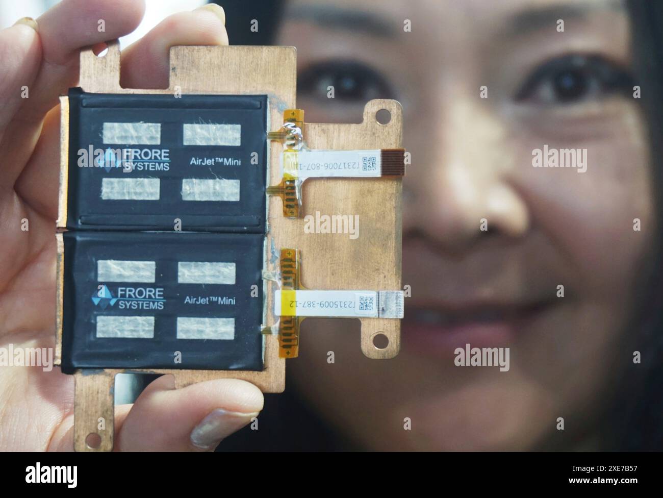 An exhibitor shows the solid-state active cooling chips AirJet Mini developed by Frore Systems at MWC Shanghai 2024 in Shanghai, China Wednesday, June 26, 2024. (FeatureChina via AP Images) Stockfoto
