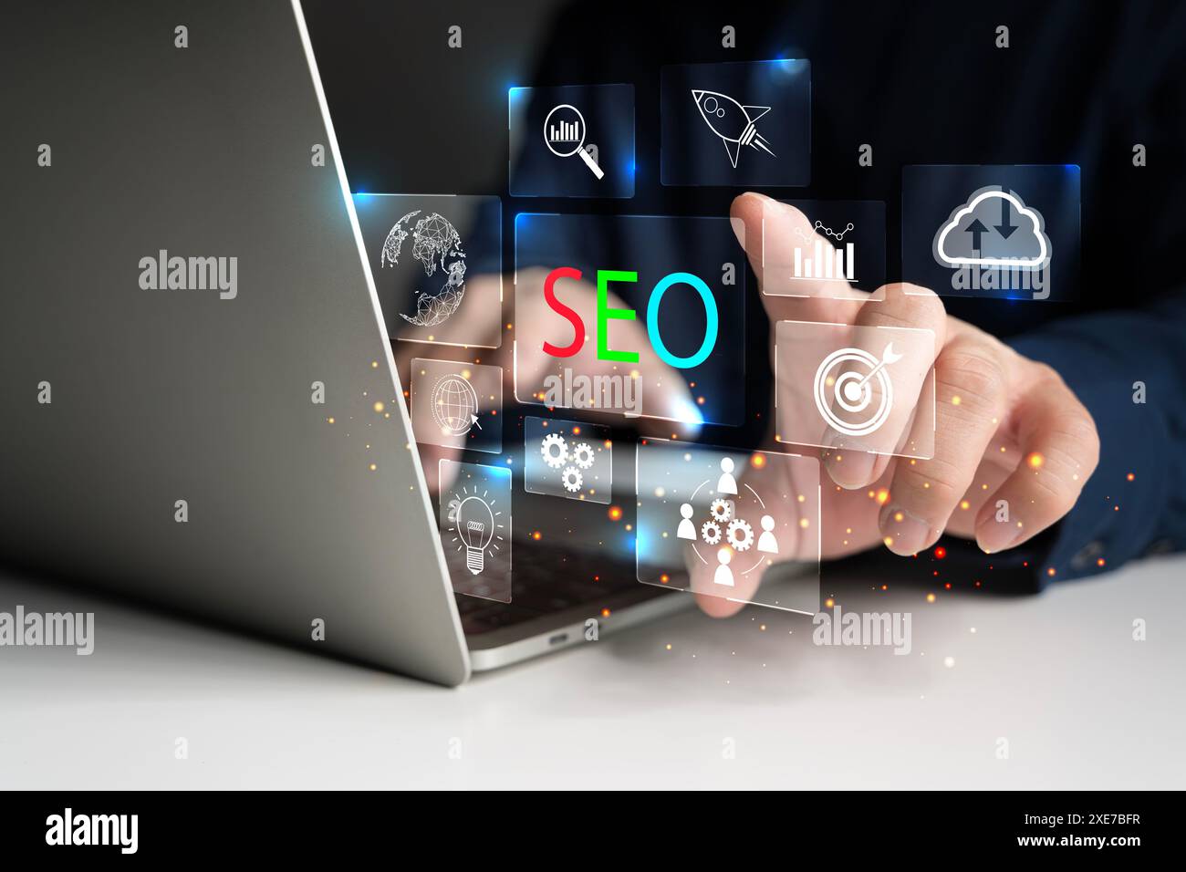 Geschäftsleute analysieren mithilfe eines Laptops die Optimierung der SEO-Suchmaschine, um den Ranking-Traffic auf der Website zu fördern und Ihre Website für die Suche zu optimieren Stockfoto