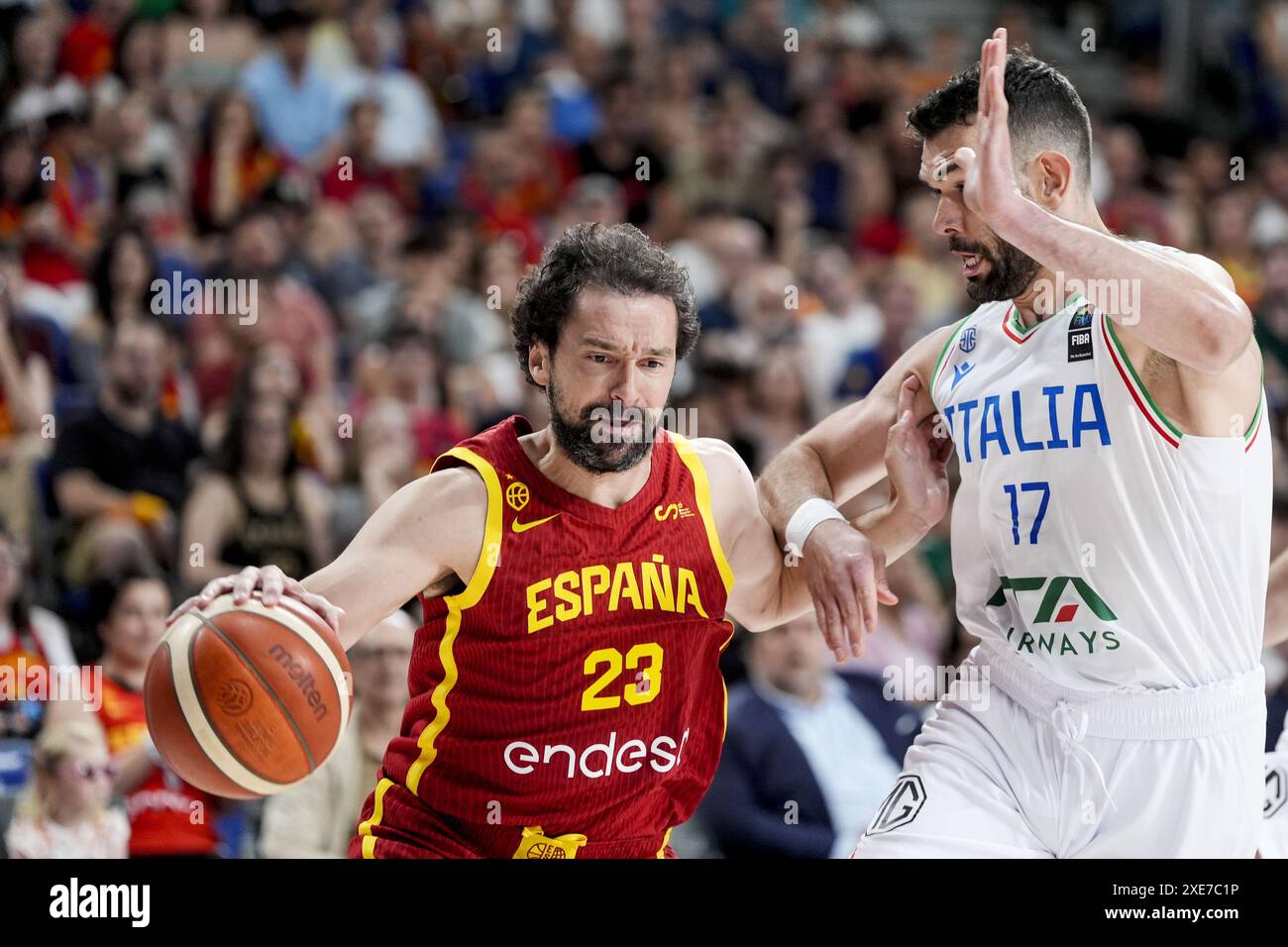 Madrid, Spanien, 25. Juni 2024, Sergio Llull von Spanien im Kampf gegen Ricci Rivero von Italien während des internationalen Basketballspiels zwischen Spanien und Italien am 25. Juni 2024 im Wizink Center Pavillon in Madrid, Spanien Stockfoto