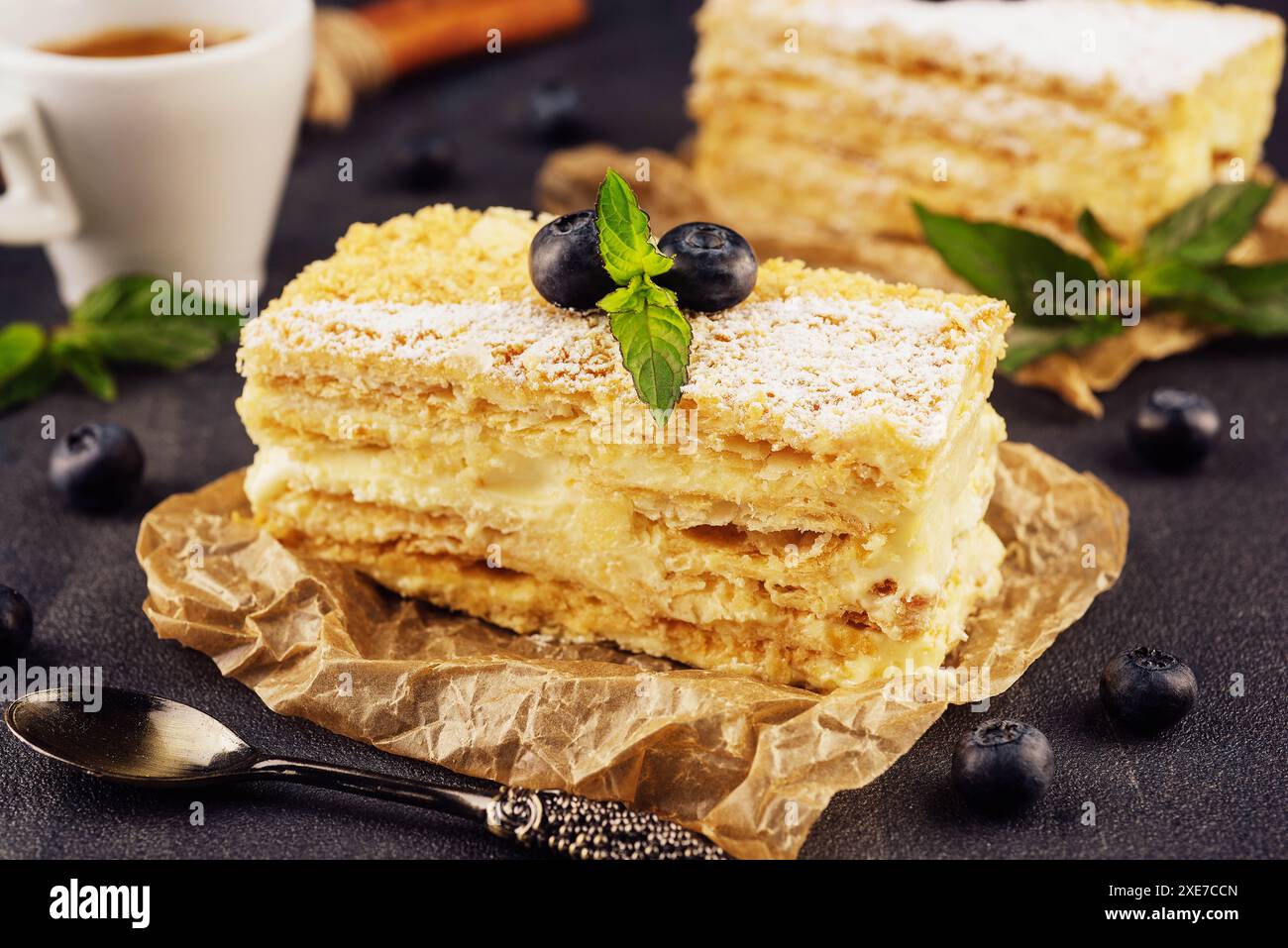 Gebackener Kuchen Napoleon, Millefeuille garniert mit Heidelbeere und Minze Stockfoto