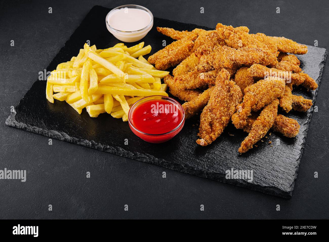 Gebratenes Huhn, Nuggets und Pommes frites Stockfoto