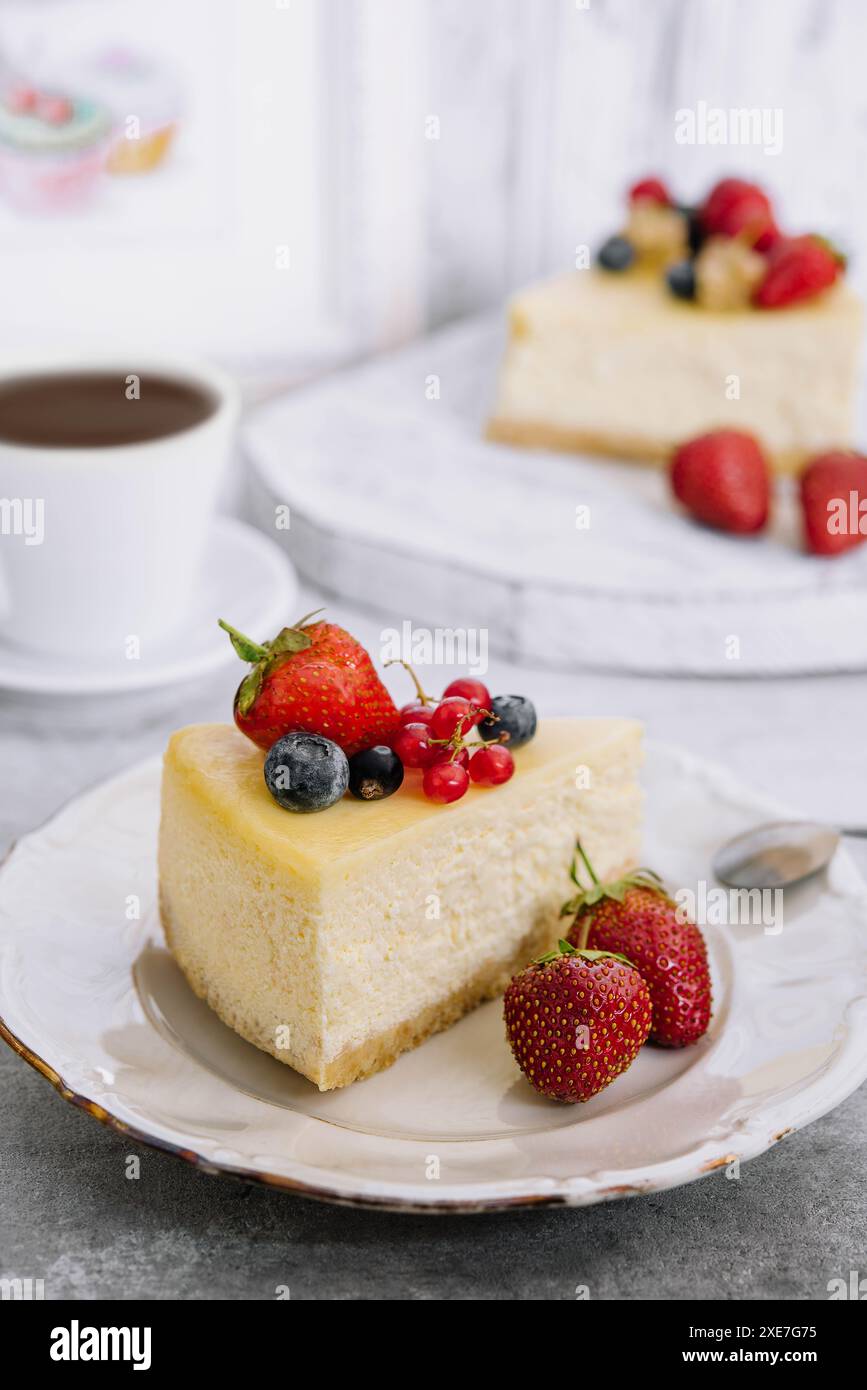 New Yorker Käsekuchen mit frischen Beeren Stockfoto