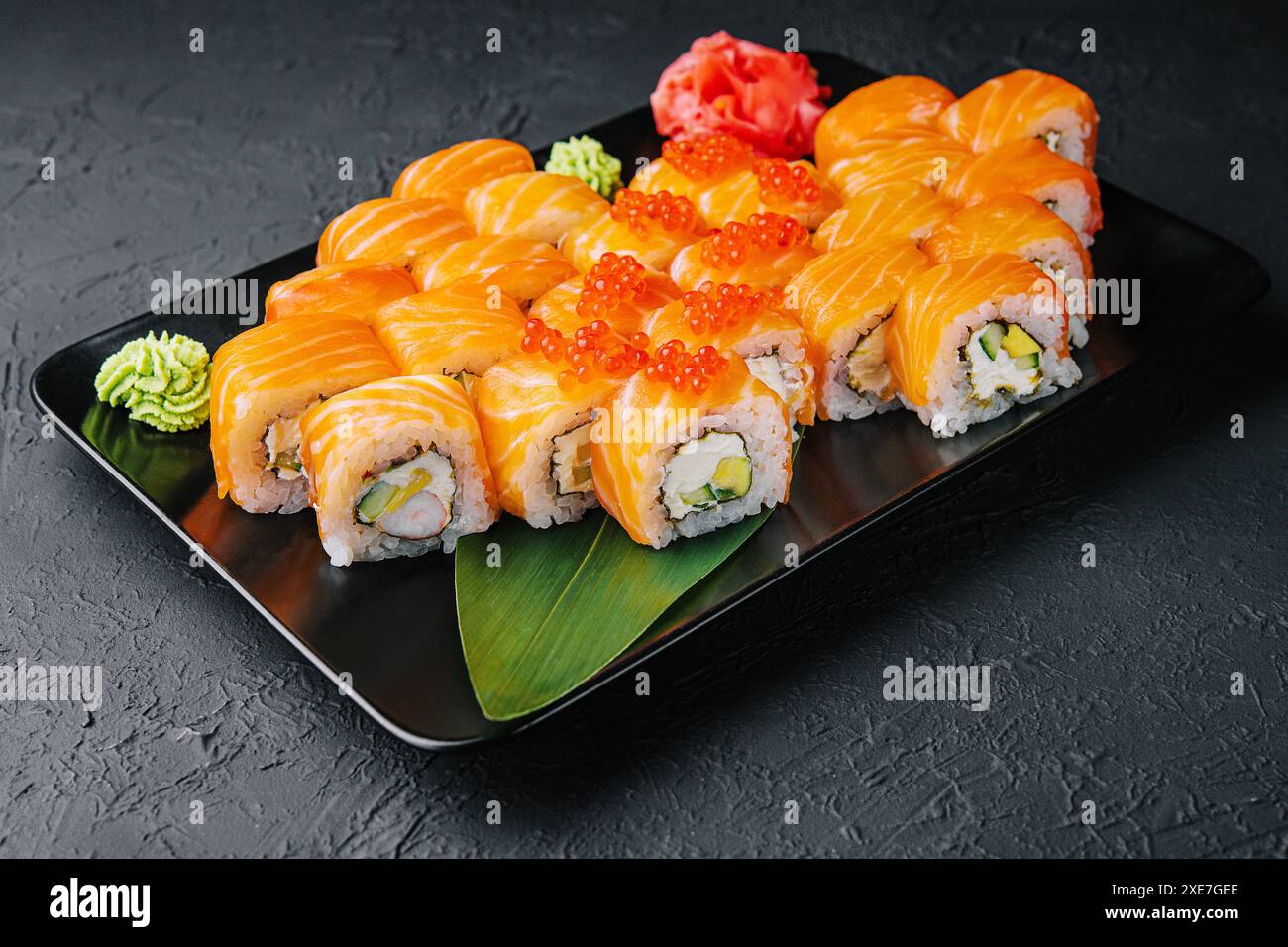 Philadelphia Roll Sushi mit Lachs, Garnelen, Avocado, Frischkäse Stockfoto