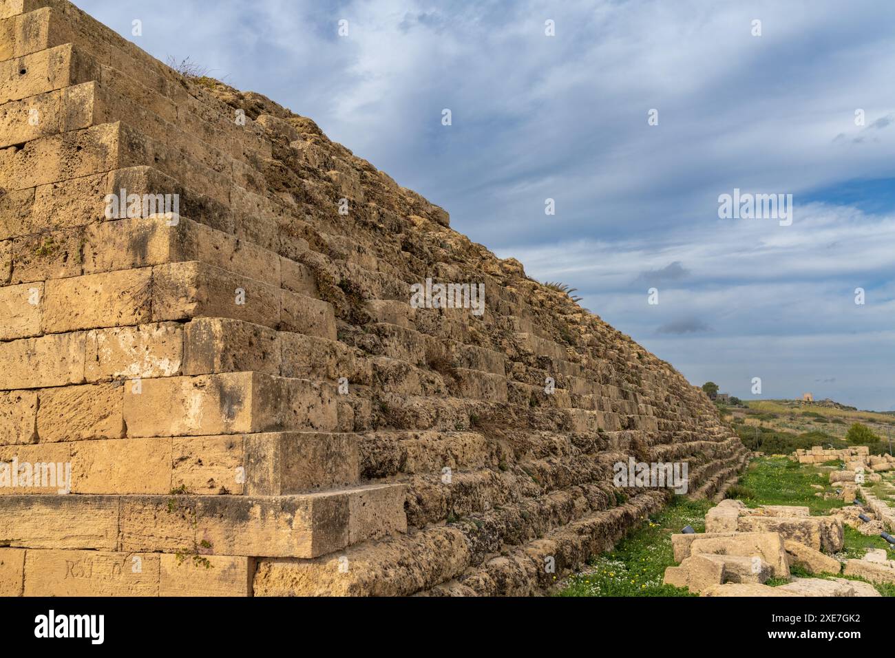 Blick auf die hellenistischen Stadtmauern der Akropolis von Selinus in Südsizilien Stockfoto