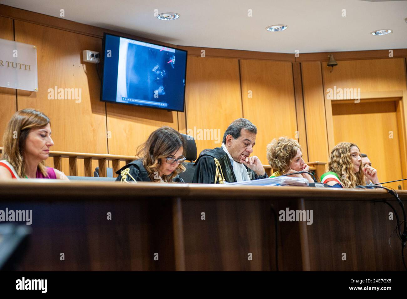 Omicidio Mario Cerciello Raga udienza in Corte D’appello al Tribunale di Roma- Roma, Italia - Nella foto il Presidente Dott. Francesco Neri e il Consigliere Dott.ssa Angela Tursi - Mercoledì 26 Giugno 2024 (Foto Valentina Stefanelli / LaPresse) Mario Cerciello Raga Anhörung vor dem Berufungsgericht am Gericht Rom, Italien - auf dem Foto Präsident Dott. Francesco Neri und Dott.ssa Angela Tursi – Mittwoch, 26. Juni 2024 (Foto Valentina Stefanelli / LaPresse) Stockfoto