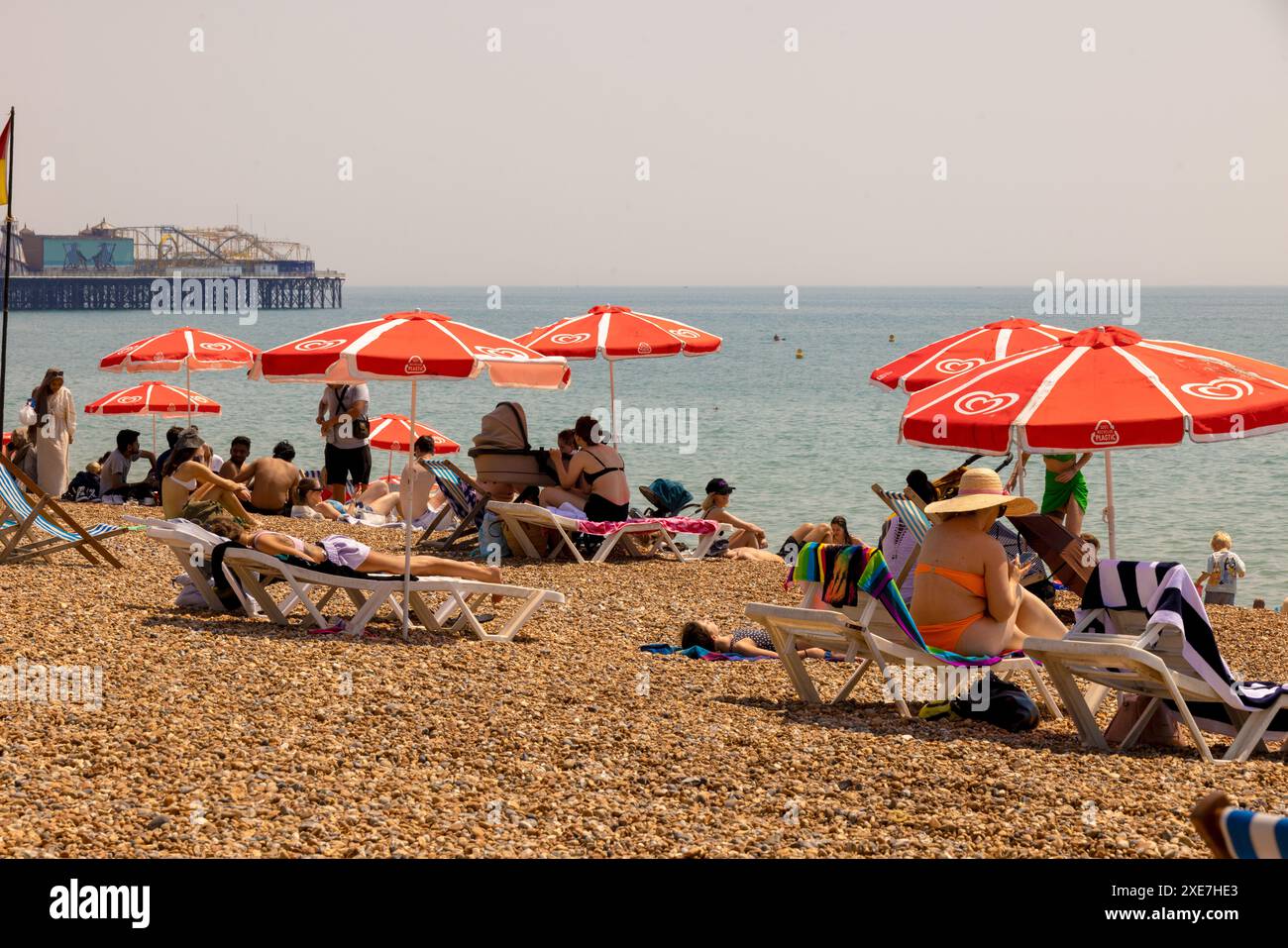 Brighton & Hove, East Sussex, Großbritannien. Die Hitzewelle trifft die Küste von Brighton & Hove mit den höchsten Temperaturen des Jahres. . Juni 2024. David Smith/Alamy Stockfoto