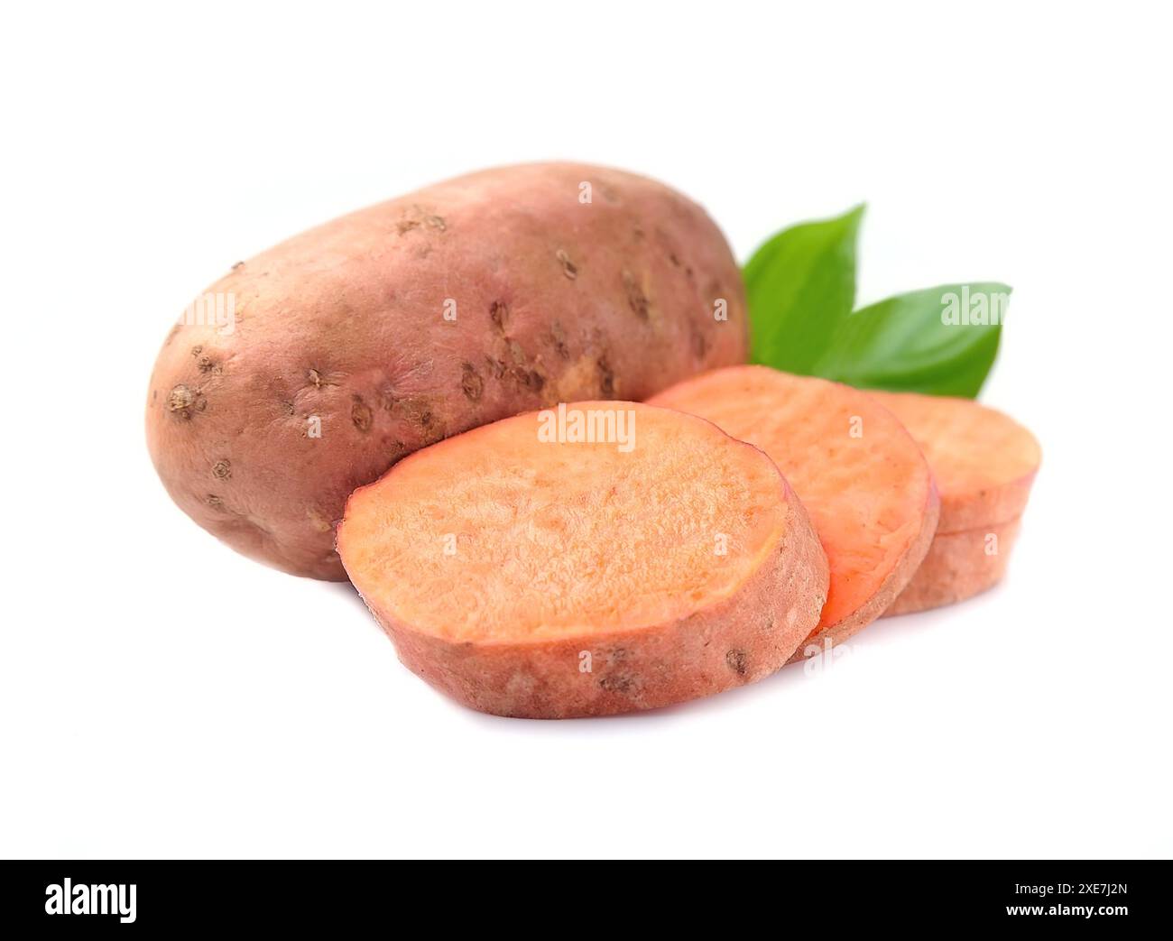 Süßkartoffel mit Blättern. Stockfoto