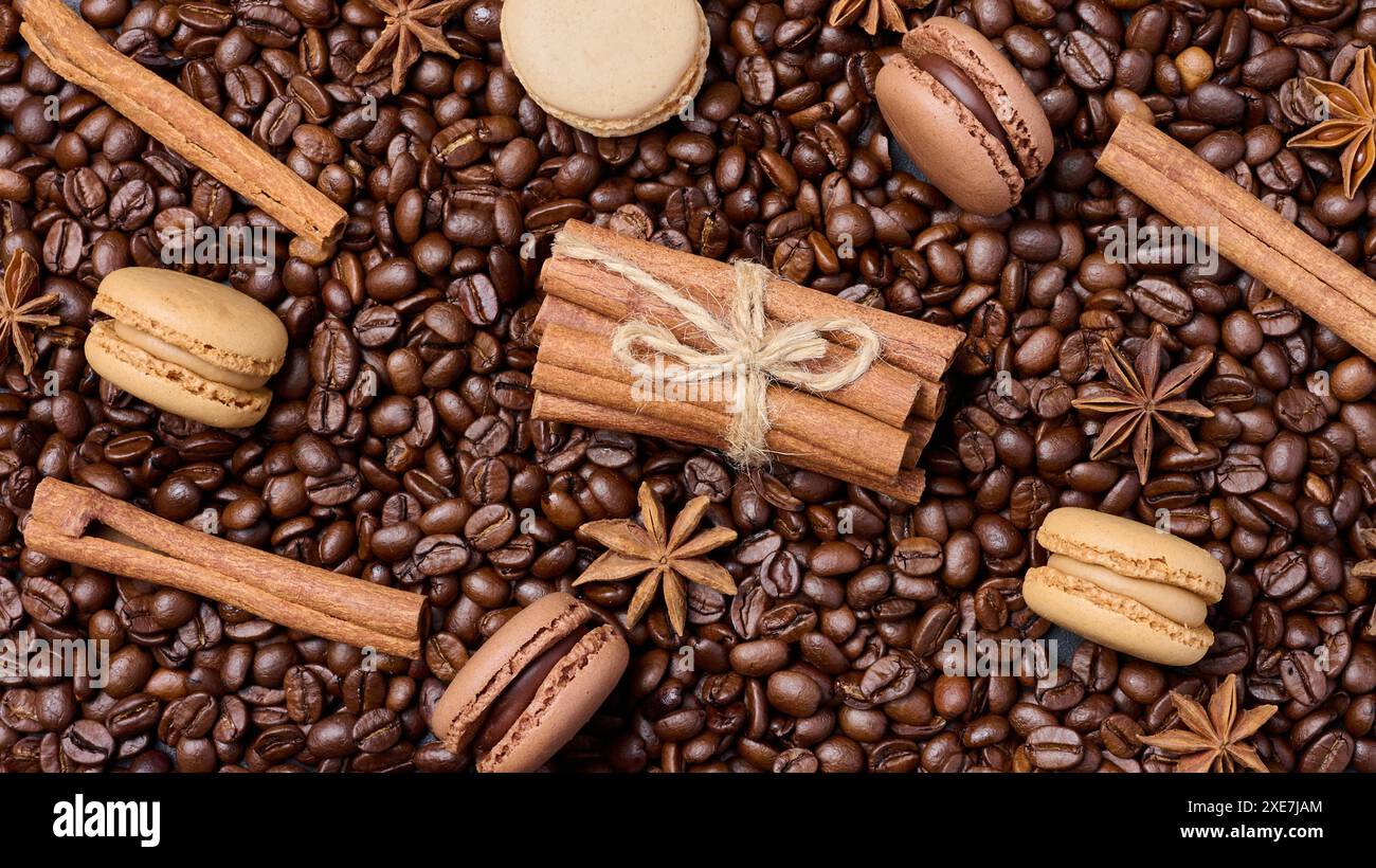 Geröstete Kaffeebohnen, Zimtstangen und Sternanis Stockfoto