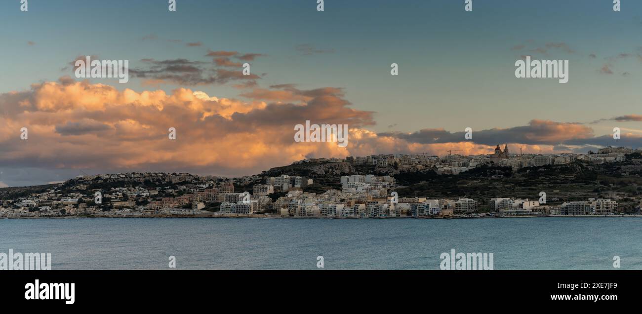 Panoramablick auf die Mellieha Bay in Malta bei Sonnenuntergang Stockfoto