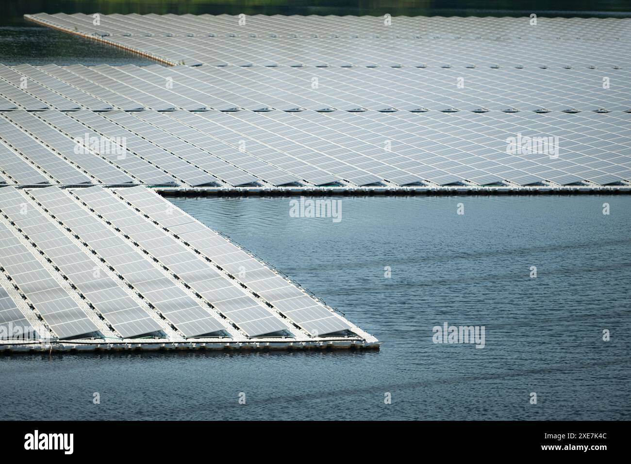 Schwimmende Solarpaneele in Thailand liefern saubere natürliche Energie aus Sonnenschein. Stockfoto