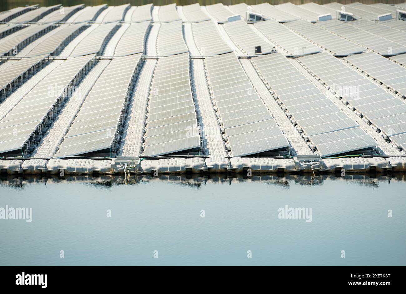 Schwimmende Solarpaneele in Thailand liefern saubere natürliche Energie aus Sonnenschein. Stockfoto