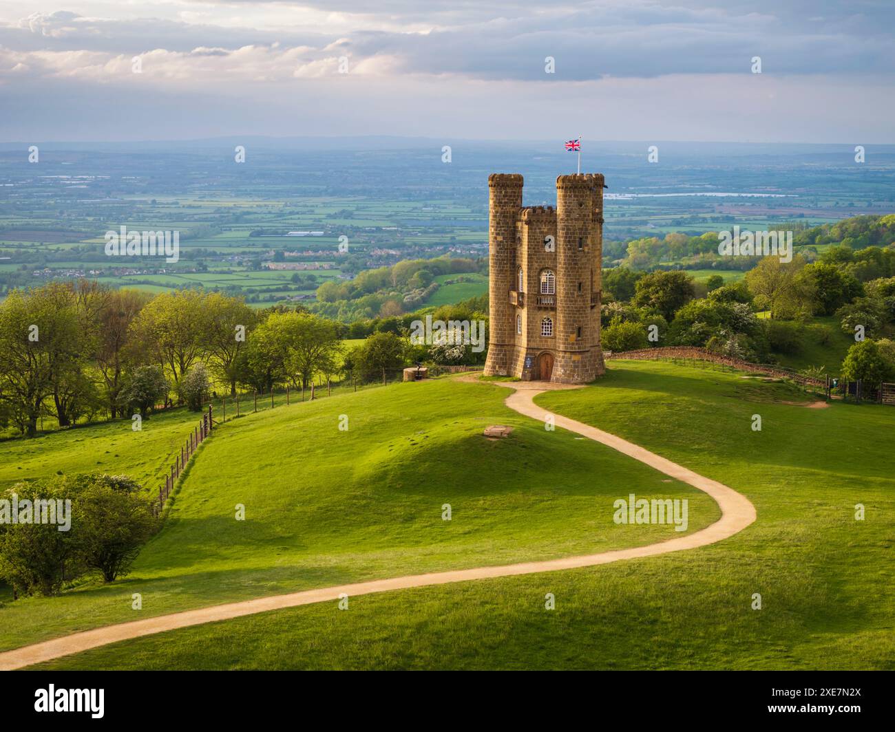 Rundblick auf den Broadway Tower in den Cotswolds, Worcestershire, England. Frühjahr (Mai) 2024. Stockfoto