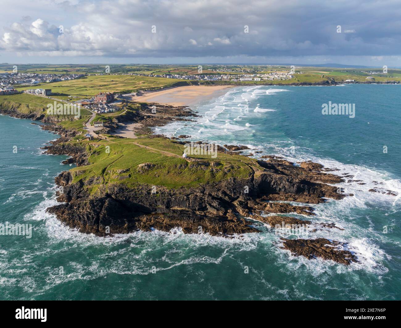 Luftaufnahme von Towan Head in Newquay, Cornwall, England. Sommer (Juni) 2024. Stockfoto