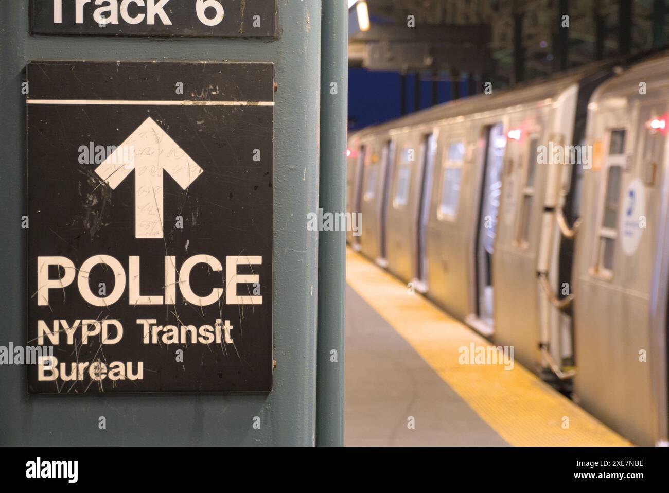 Juni 2024 - New York City, USA - Schild für die New York Transit Police an der Coney Island U-Bahn Station Stockfoto