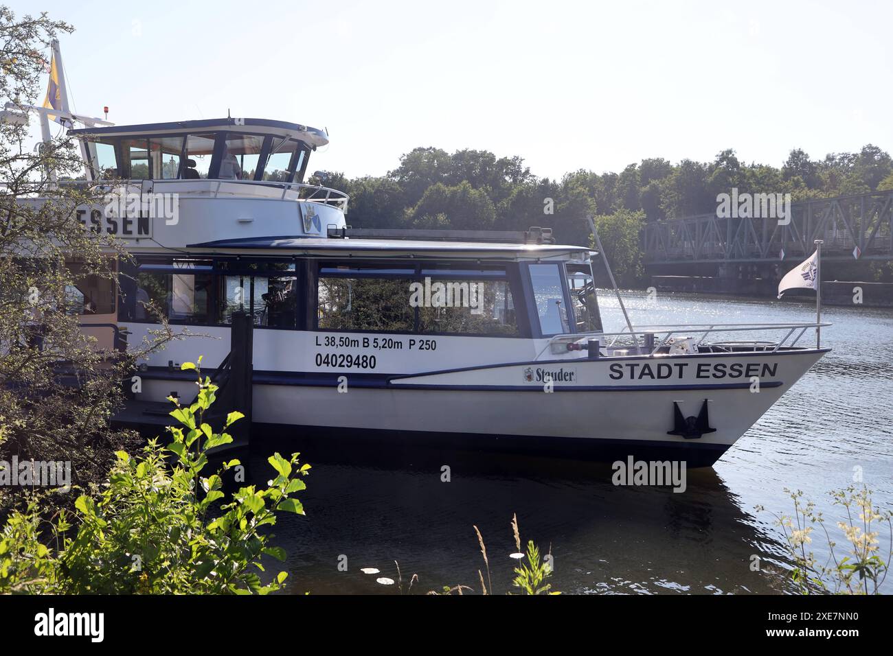 Ausflugsschiffe im Ruhrgebiet ein Schiff der weißen Flotte mit dem Namen Stadt Essen fährt auf dem Baldeneysee mit elektrischem Antrieb. Die Dieselbetriebenen Ausflugsschiffe gibt es nicht mehr. Essen Nordrhein-Westfalen Deutschland Baldeneysee *** Ausflugsboote im Ruhrgebiet Ein Schiff der weißen Flotte namens Stadt Essen segelt mit elektrischem Antrieb auf dem Baldeney See die dieselbetriebenen Ausflugsboote existieren nicht mehr Essen Nordrhein-Westfalen Deutschland Baldeney See Stockfoto