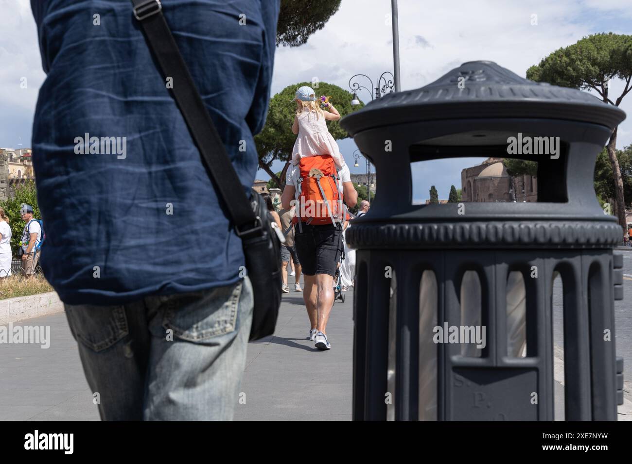 Juni 2024, Rom, Italien: Die neuen Abfallbehälter in der Via dei Fori Imperiali in Rom (Kreditbild: © Matteo Nardone/Pacific Press Via ZUMA Press Wire) WERDEN NUR REDAKTIONELL VERWENDET! Nicht für kommerzielle ZWECKE! Stockfoto