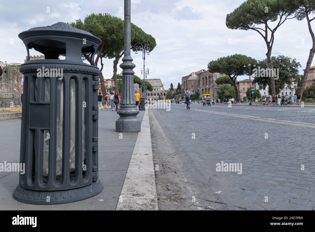 Juni 2024, Rom, Italien: Die neuen Abfallbehälter in der Via dei Fori Imperiali in Rom (Kreditbild: © Matteo Nardone/Pacific Press Via ZUMA Press Wire) WERDEN NUR REDAKTIONELL VERWENDET! Nicht für kommerzielle ZWECKE! Stockfoto