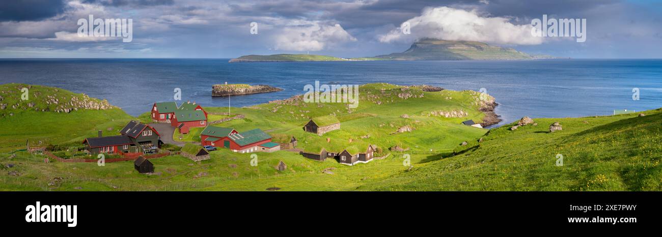 Blick auf die Insel Nolsoy von Hoyvik, Färöer, Europa. Frühjahr (Juni) 2017. Stockfoto