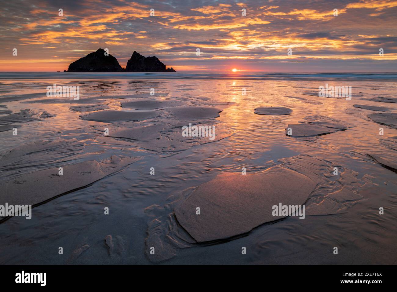 Sonnenuntergang über Holywell Bay an der Nordküste Cornwalls, England. Sommer (Juli) 2018. Stockfoto