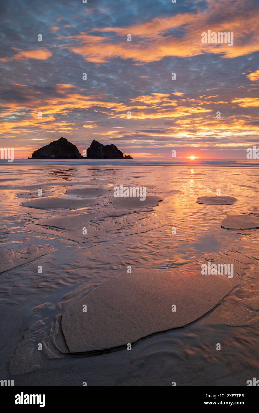 Spektakulärer Sonnenuntergang über Holywell Bay in North Cornwall, England. Sommer (Juli) 2018. Stockfoto