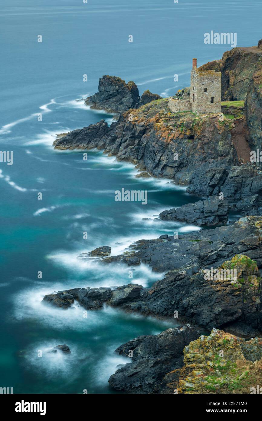 Motorenhaus auf der Klippe aus einer verlassenen Zinnmine an den kornischen Klippen, Botallack, Cornwall, England. Sommer (Juli) 2018. Stockfoto