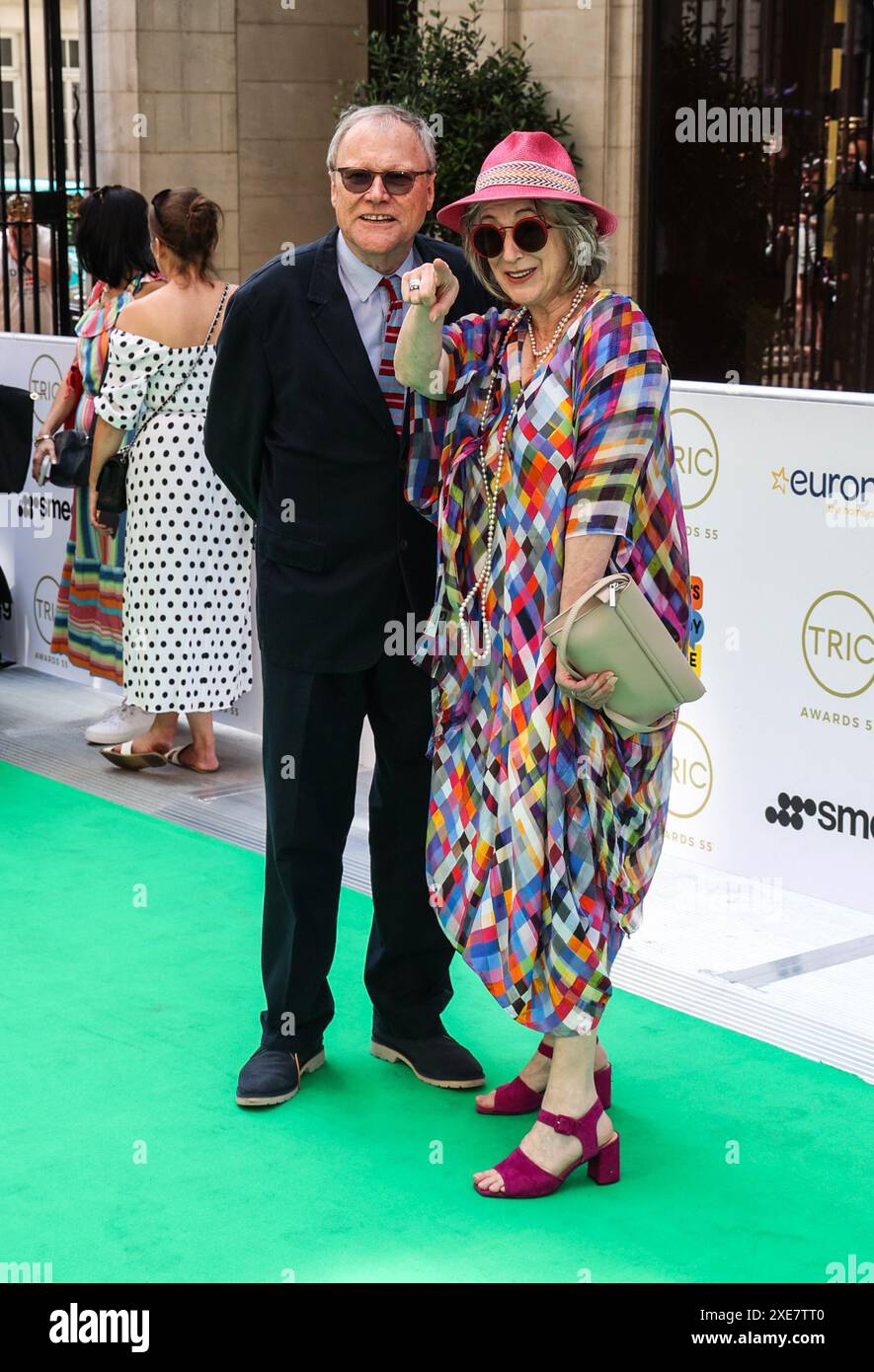 David Neilson und Dame Maureen Lipman nehmen an den TRICS Awards 2024 im Grosvenor House in London Teil. (Foto: Brett Cove / SOPA Images/SIPA USA) Stockfoto