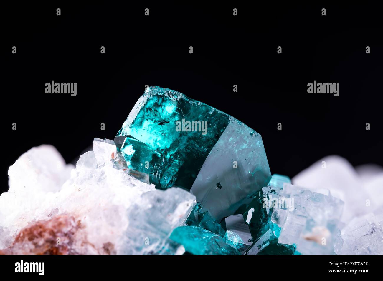Grüne Dioptase mit weißem Calcit. Specime aus Tsumeb, Namibia. Makrofotografie Detail Textur Hintergrund. Nahaufnahme roh, unpoliert, Halbpräzision Stockfoto