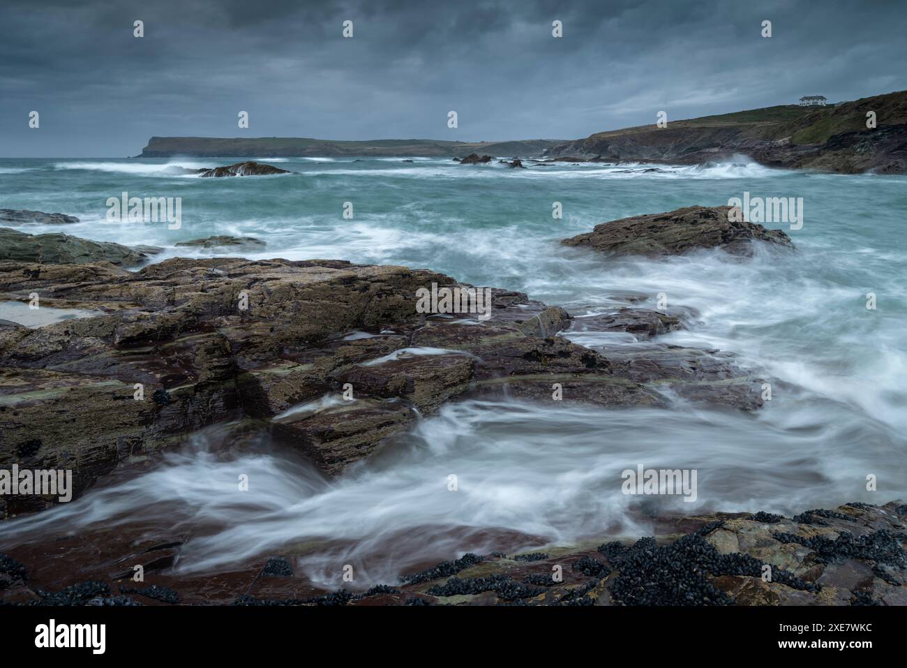 Stürmische Meere mit Blick auf Pentire Point, Padstow, Cornwall, England. Sommer (August) 2018. Stockfoto