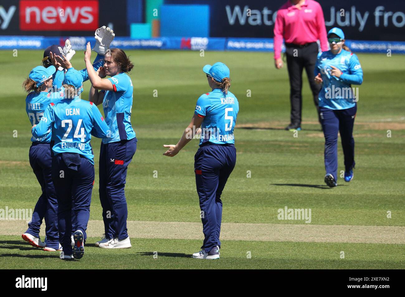 England feiert ein Wicket während der Metro Bank First One Day International zwischen England und Neuseeland am 26. Juni 2024 im Seat Unique Riverside, Chester le Street. (Foto: Robert Smith | MI News) Credit: MI News & Sport /Alamy Live News Stockfoto