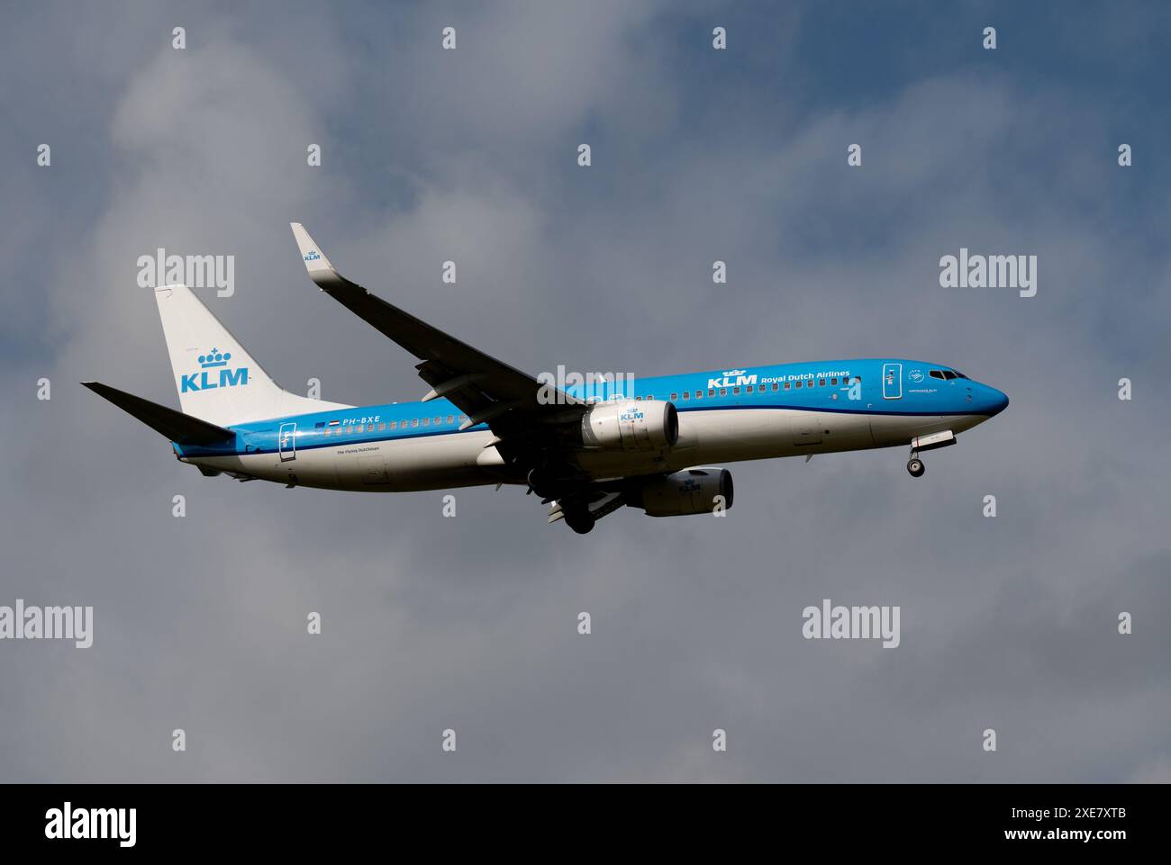 KLM Boeing 737-8K2 Landung am Flughafen Birmingham, Großbritannien (PH-BXE) Stockfoto