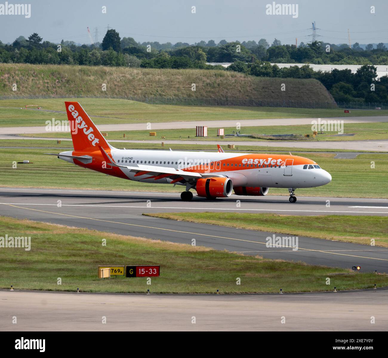 EasyJet Airbus A320-251N landet am Flughafen Birmingham, Großbritannien (G-UZHD) Stockfoto