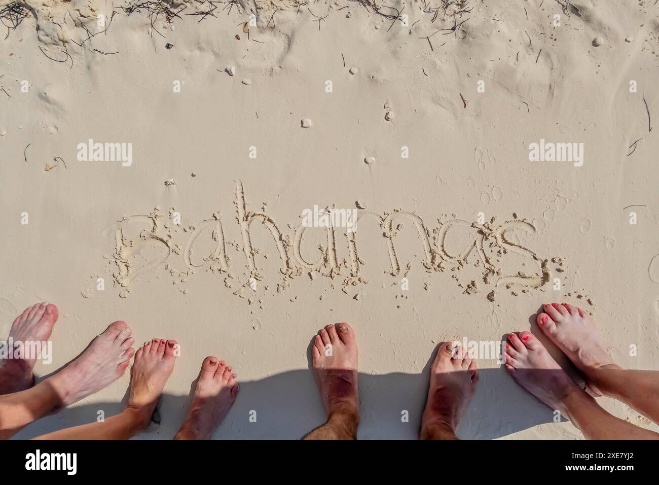 Freundschaft in Sand: Urlauber schreiben „Bahamas“ an Great Stirrup Cay's Shore und machen wertvolle Erinnerungen im Carib Stockfoto